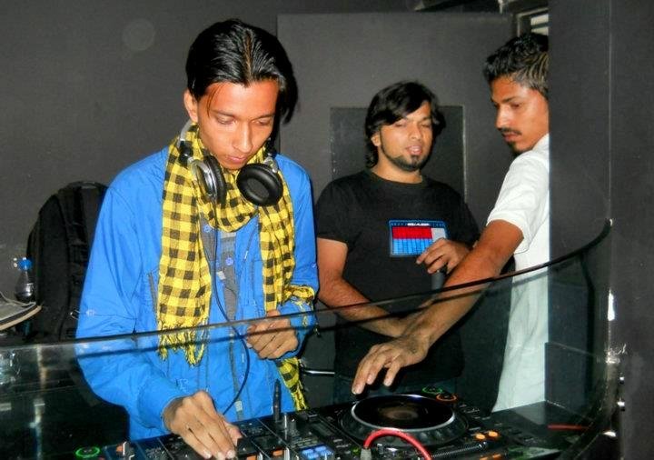 https://djdevmani.me/wp-content/uploads/2011/10/DJ-Devmani-Radio-Mirchi-Folk-Mix-Mumbai-and-pune-final-29.jpg DJ Devmani playing live at zinc, Mumbai